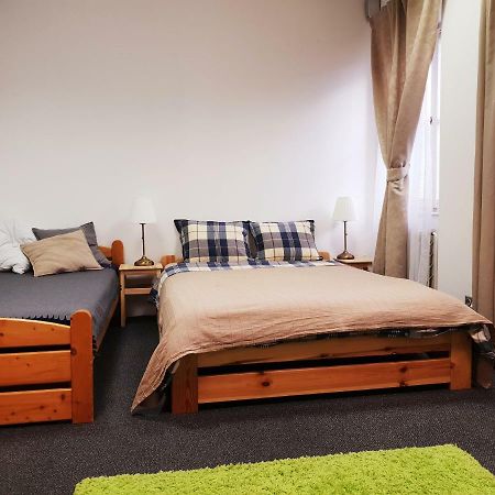 Quiet Courtyard Apartment Прага Экстерьер фото