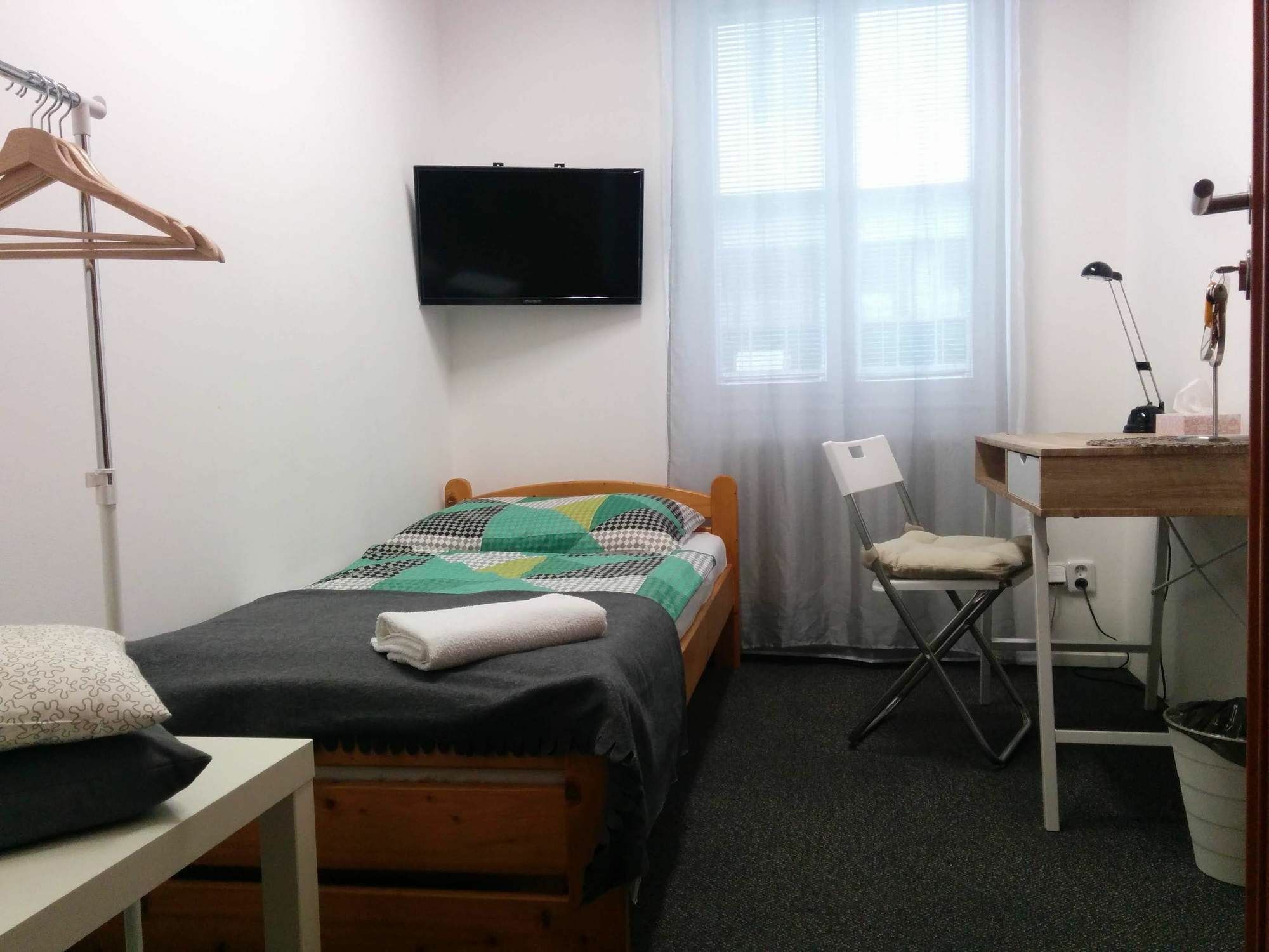 Quiet Courtyard Apartment Прага Экстерьер фото