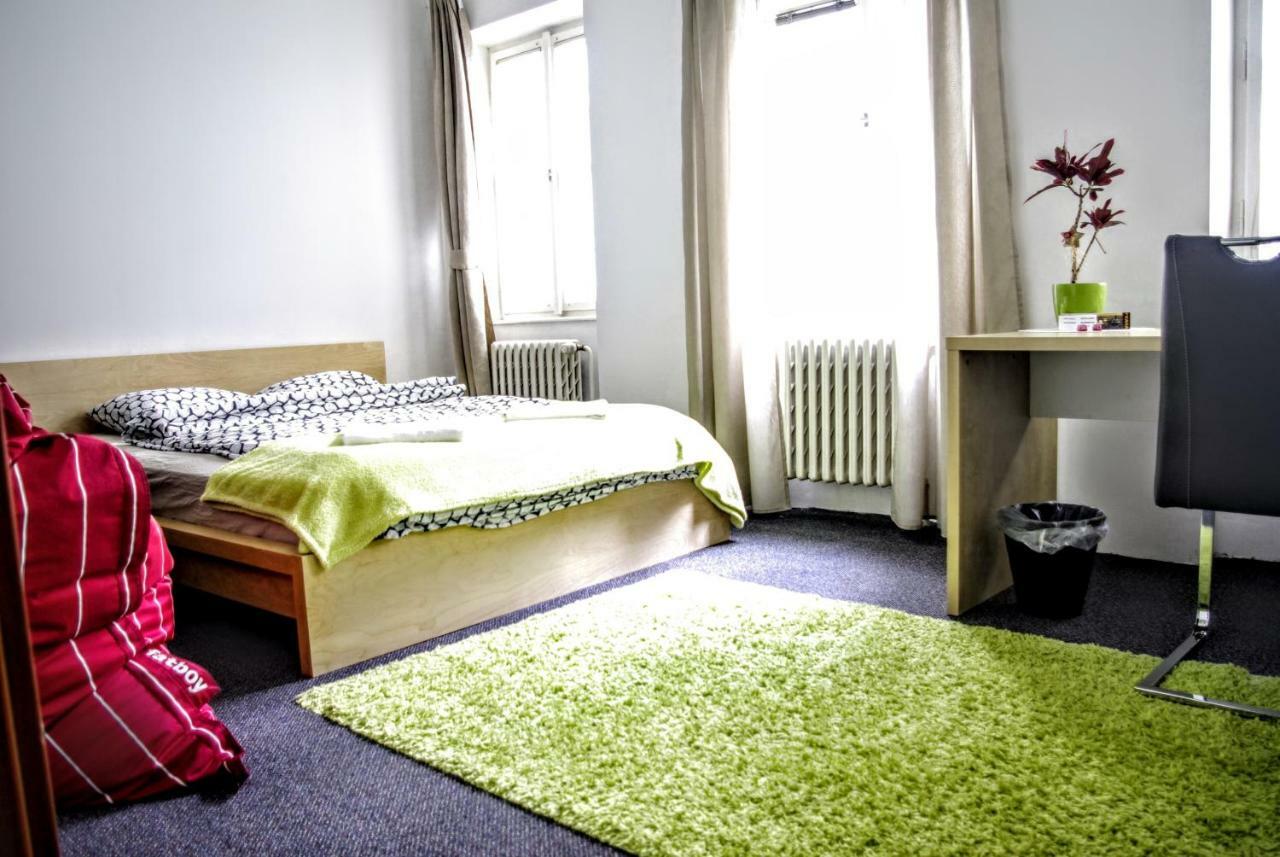 Quiet Courtyard Apartment Прага Экстерьер фото
