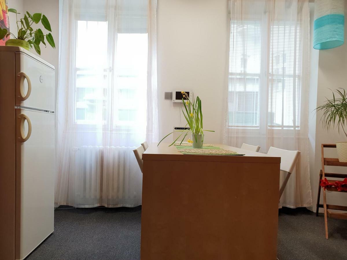 Quiet Courtyard Apartment Прага Экстерьер фото