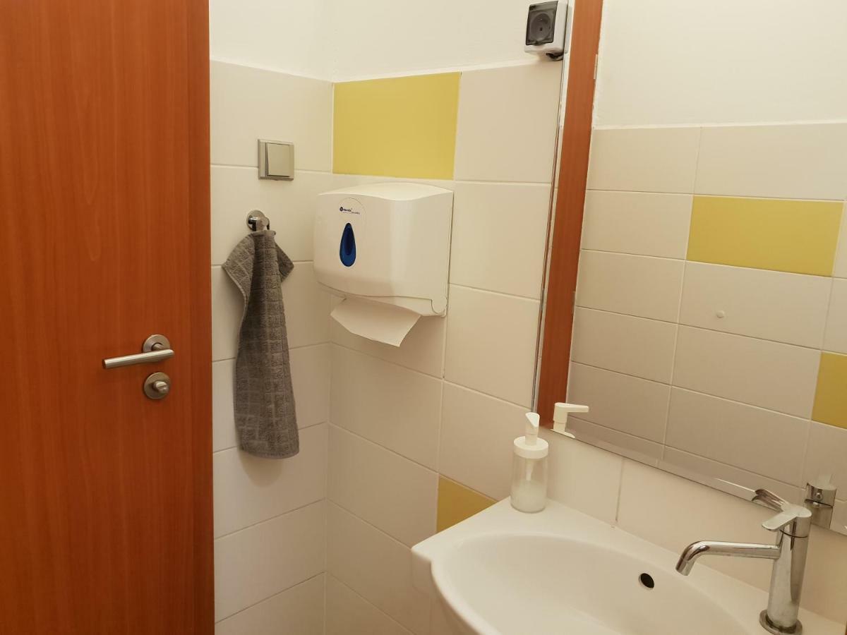 Quiet Courtyard Apartment Прага Экстерьер фото