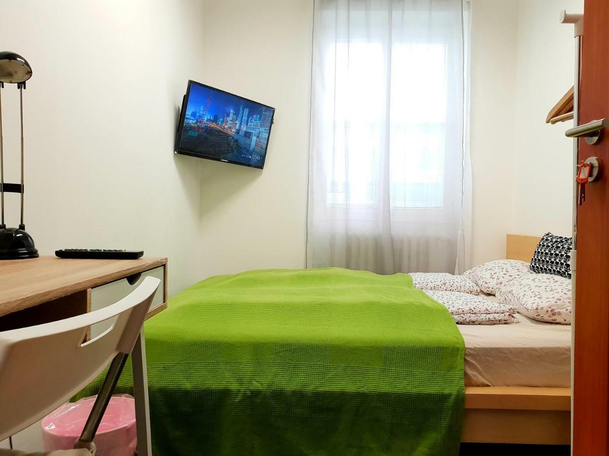 Quiet Courtyard Apartment Прага Экстерьер фото